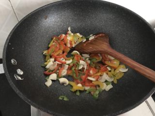 9、家庭迷你小Pizza(6寸),再把青红黄椒放入锅中炒干水份,捞出备用(这两步炒一会是为了把蔬菜的水份出一下,后面炒的时候不至于渗太多水分出来影响pizza的口感)