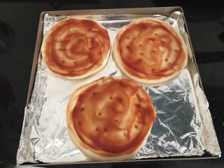 10、家庭迷你小Pizza(6寸),pizza饼底上抹上蕃茄酱