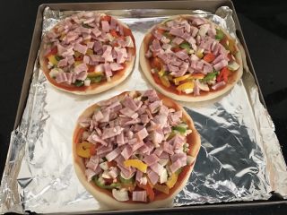 13、家庭迷你小Pizza(6寸),再铺上培根(培根也切碎哈,好摆放)