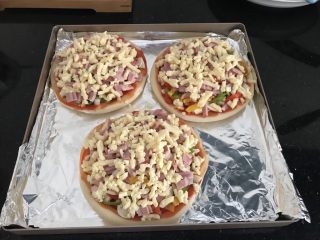 14、家庭迷你小Pizza(6寸),再撒一层芝士在表面,然后送入烤箱中下层,210度上下火烤18分钟即可