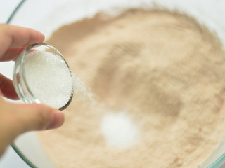 3、红糖核桃派,加入白砂糖混合均匀