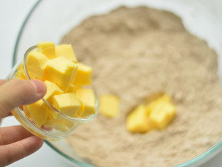 4、红糖核桃派,将软化的黄油倒入，和面粉混合