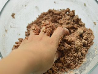 5、红糖核桃派,然后用手用力的搓、抓，让黄油和面粉充分混合