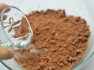 7、红糖核桃派,倒入水