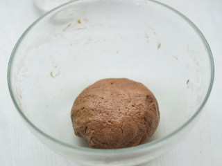 8、红糖核桃派,揉成面团，然后用保鲜膜包好，冷藏1小时