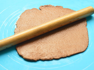 9、红糖核桃派,冷藏1小时之后拿出擀成面皮