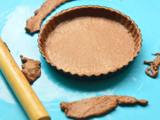 10、红糖核桃派,放入模具中，擀去多余的面皮，放入烤箱180度，烤15分钟后拿出待用