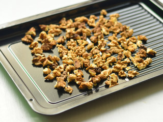 11、红糖核桃派,接着做馅料，核桃仁铺在烤盘里，烤箱预热180℃，烤8分钟，拿出放凉备用