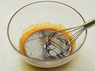 12、红糖核桃派,红糖、细砂糖、水、黄油一起放入锅里，小火加热至糖全部溶解，然后倒入碗中放凉待用