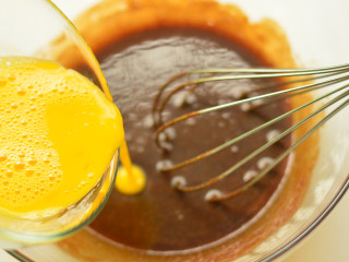 13、红糖核桃派,将蛋液倒入红糖液中混合