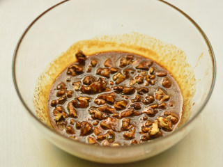 14、红糖核桃派,放入烤过的核桃，拌匀