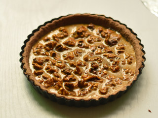 15、红糖核桃派,随后倒入派皮中，烤箱预热170度，烤35分钟即可