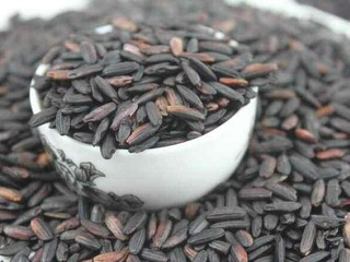 1、黑米核桃糊,黑米、大米淘洗干净用清水浸泡1小时左右。