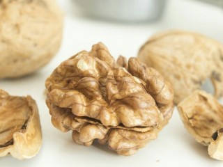 2、黑米核桃糊,核桃去核留核桃仁，然后将浸泡好的黑米、大米一同放到电饭锅里蒸煮熟。