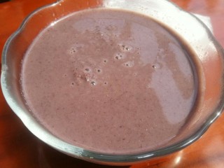 4、黑米核桃糊,扣紧杯盖，使用智能款机器，手指轻触“on/off”开关键，选择“米糊”键。