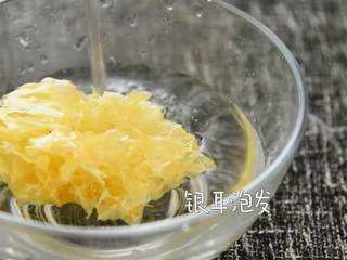 1、银耳雪梨盅—养颜润肺，一碗怎么够！,银耳泡发。