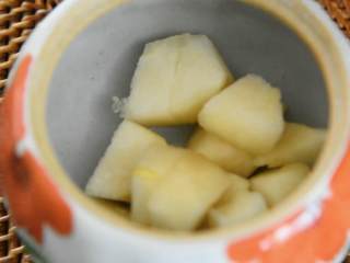 3、银耳雪梨盅—养颜润肺，一碗怎么够！,放入雪梨。