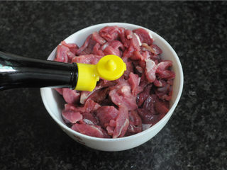 2、孜然羊肉,切好的羊肉淋入美极鲜味汁