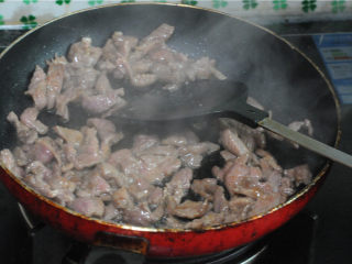 7、孜然羊肉,锅烧热，倒入油烧至八成热，放入羊肉翻炒，油不能太少