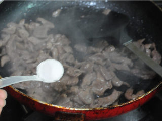 9、孜然羊肉,加入盐