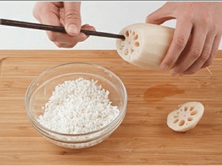 1、糯米糖藕,糯米预先浸泡约4小时，沥水备用。莲藕洗净去皮切下其中一端的藕节，并保留待用。将泡好的糯米填入藕洞中，用筷子压实把之前切下的藕节盖回，用牙签固定
