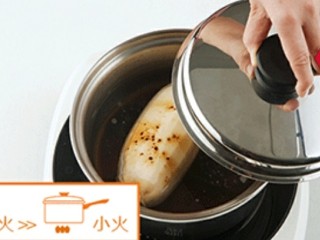 2、糯米糖藕,3升钢锅加入1/3清水，放入红糖、蜂蜜和莲藕盖上锅盖用中火加热至出现蒸气后转小火炖约40分钟关火，让莲藕浸在汤中自然冷却。