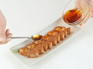 3、糯米糖藕,食用时将莲藕取出切片装盘，再取少量糖水，加热收稠糖浆，淋在藕片上即可。