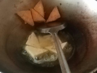 5、总督豆腐,锅边沥油