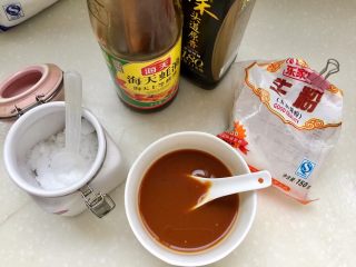 4、双菇烩,坐锅烧水准备烫菜心,等待水开时可以准备调味:蚝油两勺,生抽一勺,白糖一小勺,生粉一勺(也可以调味里先不放生粉,另制一份水淀粉出锅前勾芡,我今天偷懒直接放调味里了)清水适量,搅拌均匀,根据个人口味添加少许食盐,口味清淡的亲也可不必放