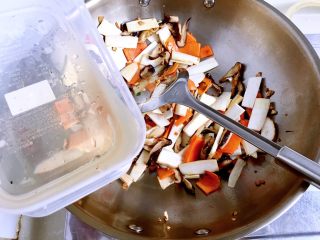 11、双菇烩,可淋入少许泡香菇的水