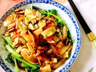 18、双菇烩,这道菜其实源于蚝油香菇青菜,增加了杏鲍菇和胡萝卜,既增添口感也丰富营养,鲜香浓郁,健康美味。