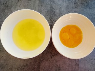 2、红枣酸奶戚风蛋糕,先把鸡蛋蛋黄和蛋白分离