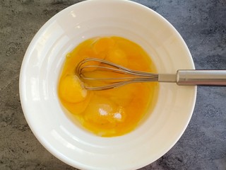 3、红枣酸奶戚风蛋糕,蛋黄中加入30白糖、玉米油、酸奶搅拌均匀