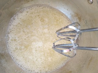 6、红枣酸奶戚风蛋糕,蛋白中加入柠檬汁和25克白糖用电动打蛋器打发