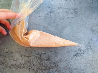 12、红枣酸奶戚风蛋糕,取5克可可粉和刚刚预留7克蛋糕液体混合，装入裱花袋中