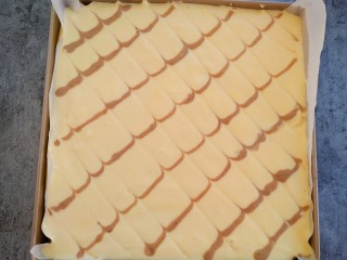 14、红枣酸奶戚风蛋糕,再用牙签画出花纹