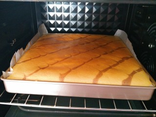 16、红枣酸奶戚风蛋糕,牙签插入取出没有液体就是熟了