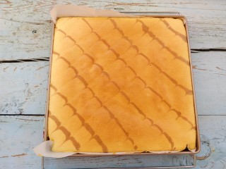 17、红枣酸奶戚风蛋糕,烤好后去除稍微晾凉