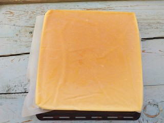 18、红枣酸奶戚风蛋糕,铺上油纸倒扣