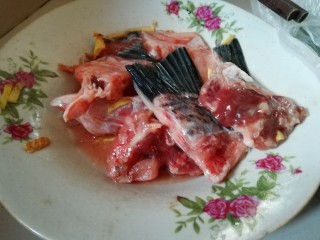 1、豆豉鱼,鱼肉加料酒，姜末，盐腌制