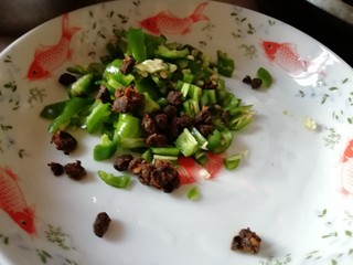 2、豆豉鱼,青椒切小段，放一把豆豉进去