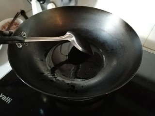 3、豆豉鱼,放两勺油，油锅烧热