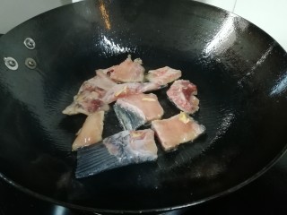 4、豆豉鱼,鱼块铺在油里