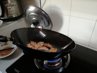 5、豆豉鱼,锅子拿起来转动下，油分布更均匀，受热更均匀