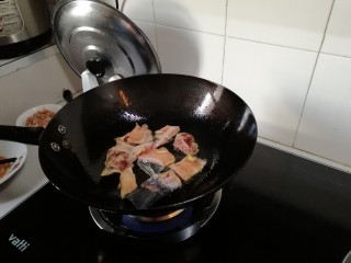 6、豆豉鱼,放下，煎至一面金黄