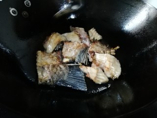 7、豆豉鱼,翻一面，另外一面煎至金黄