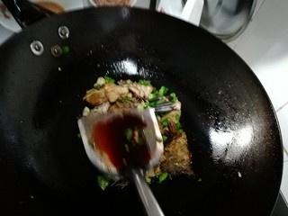 9、豆豉鱼,加入两勺酱油