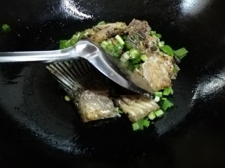 10、豆豉鱼,中火翻炒片刻