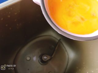 1、软软软软软的南瓜小餐包（淡奶油版）,鸡蛋去壳打散，倒入三分之二蛋液。