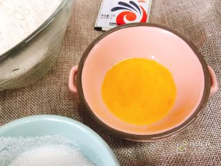2、软软软软软的南瓜小餐包（淡奶油版）,剩余的蛋液放到冷藏室冷藏待用。